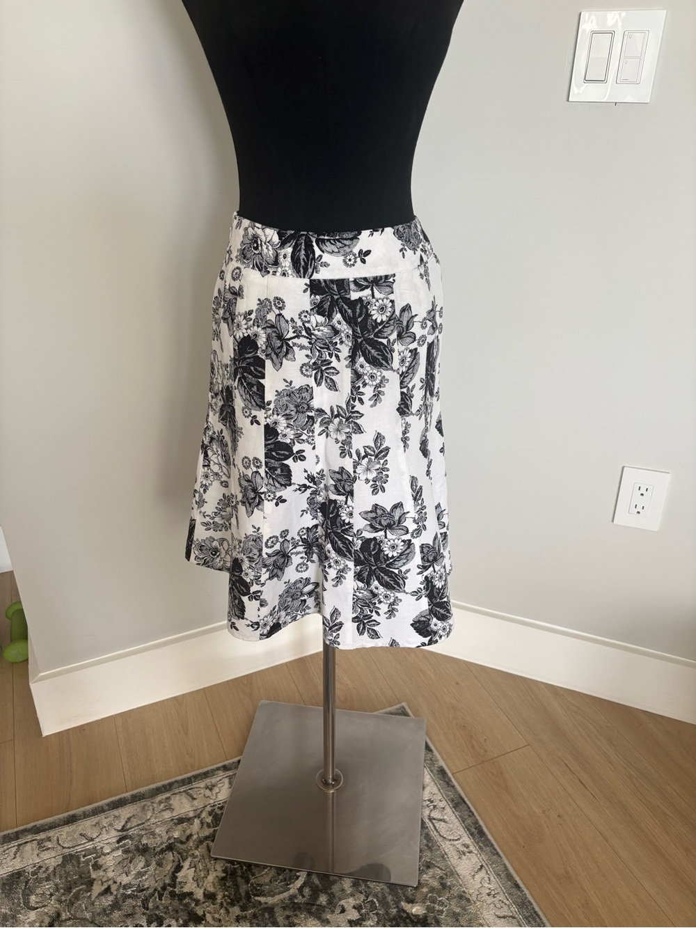 Ann Taylor Black and White Floral A-Line Skirt